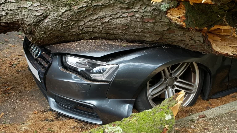 Ce faci dacă mașina ta este declarată daună totală după un accident auto